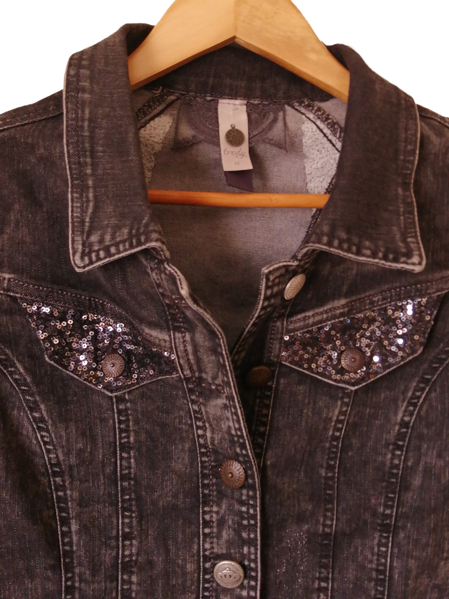 Chaqueta jeans negra con aplicaciones