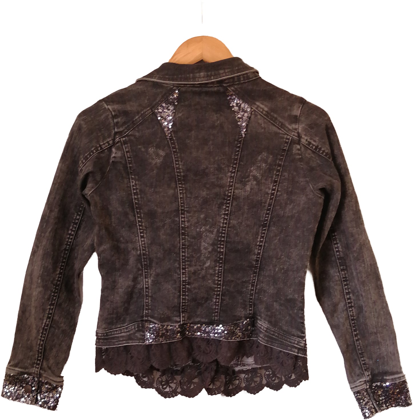 Chaqueta jeans negra con aplicaciones