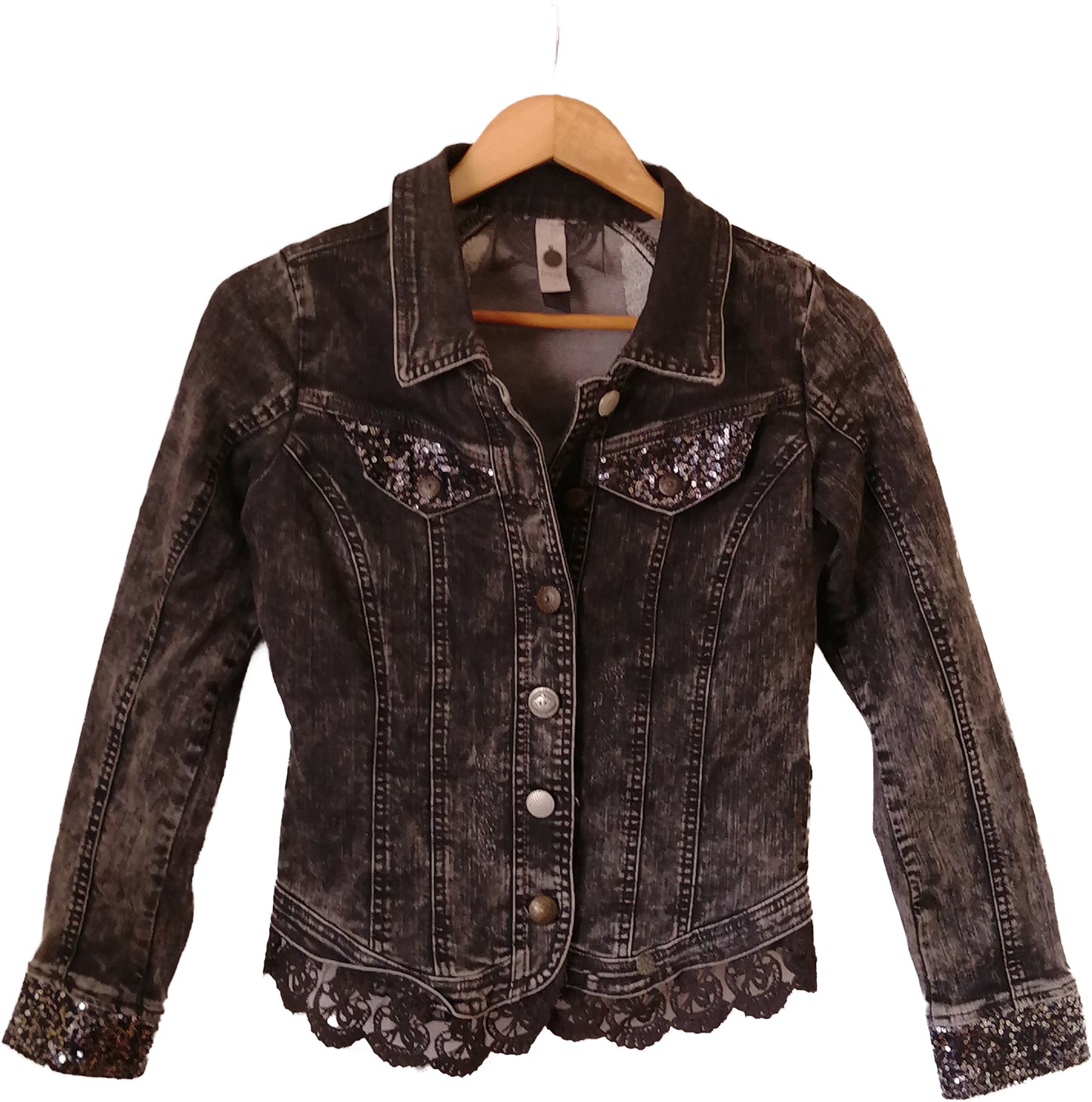 Chaqueta jeans negra con aplicaciones