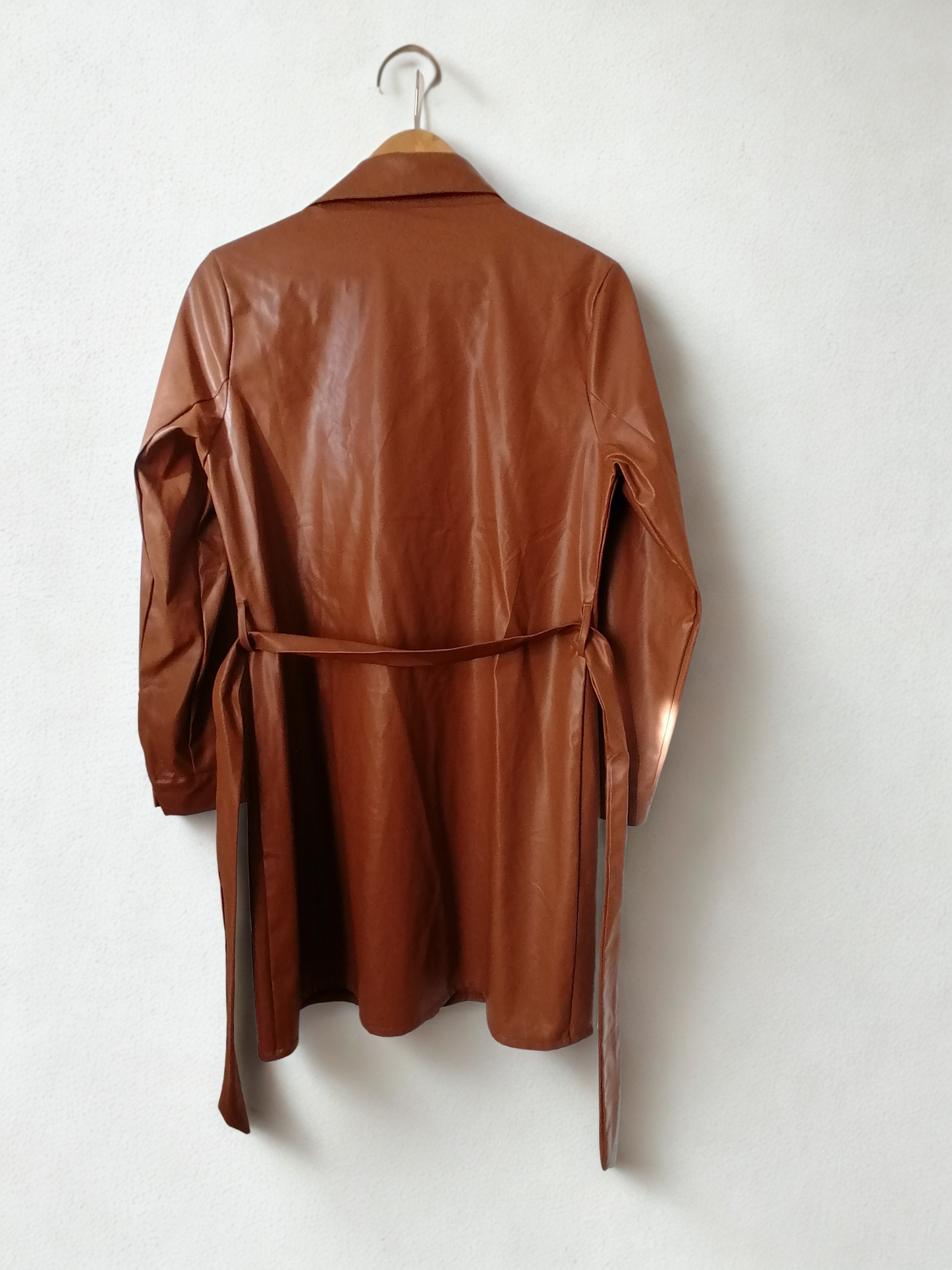 Chaqueta larga camel cuerina