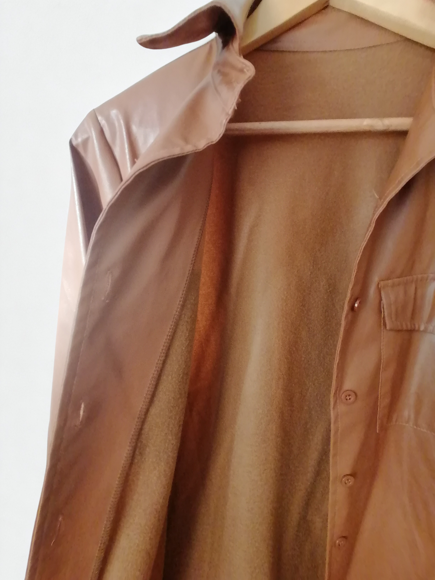 Chaqueta larga camel cuerina