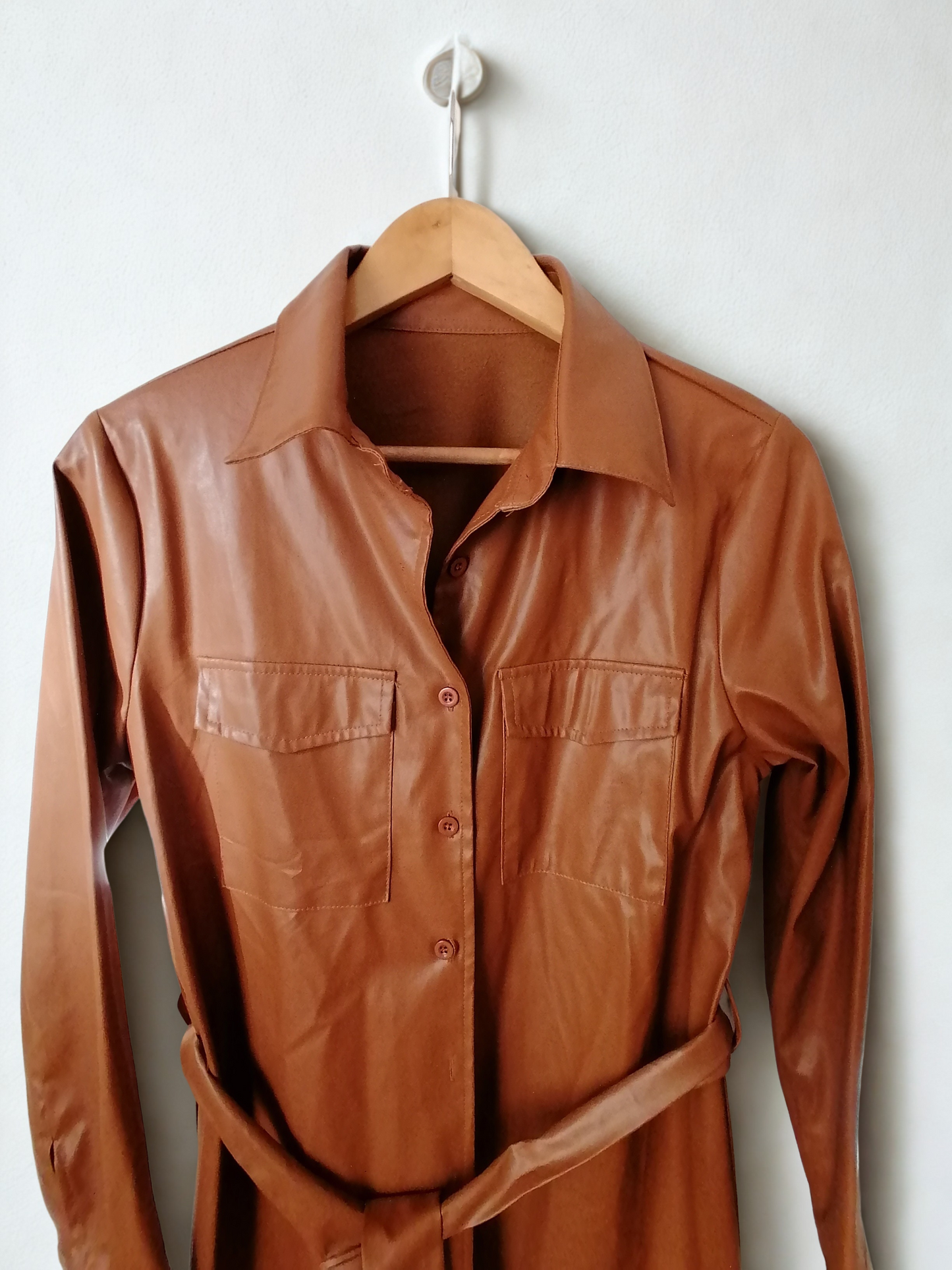 Chaqueta larga camel cuerina