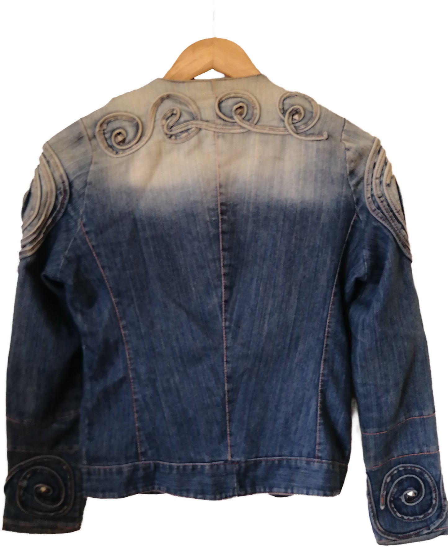 Chaqueta jeans azul con aplicaciones