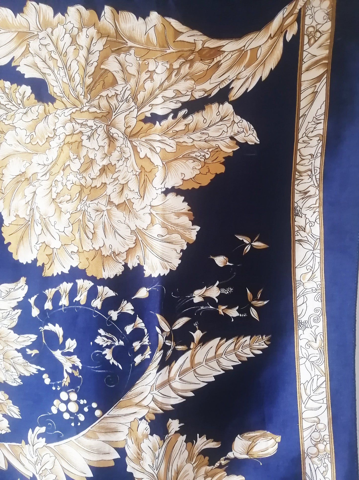 Pañuelo azul con dorado