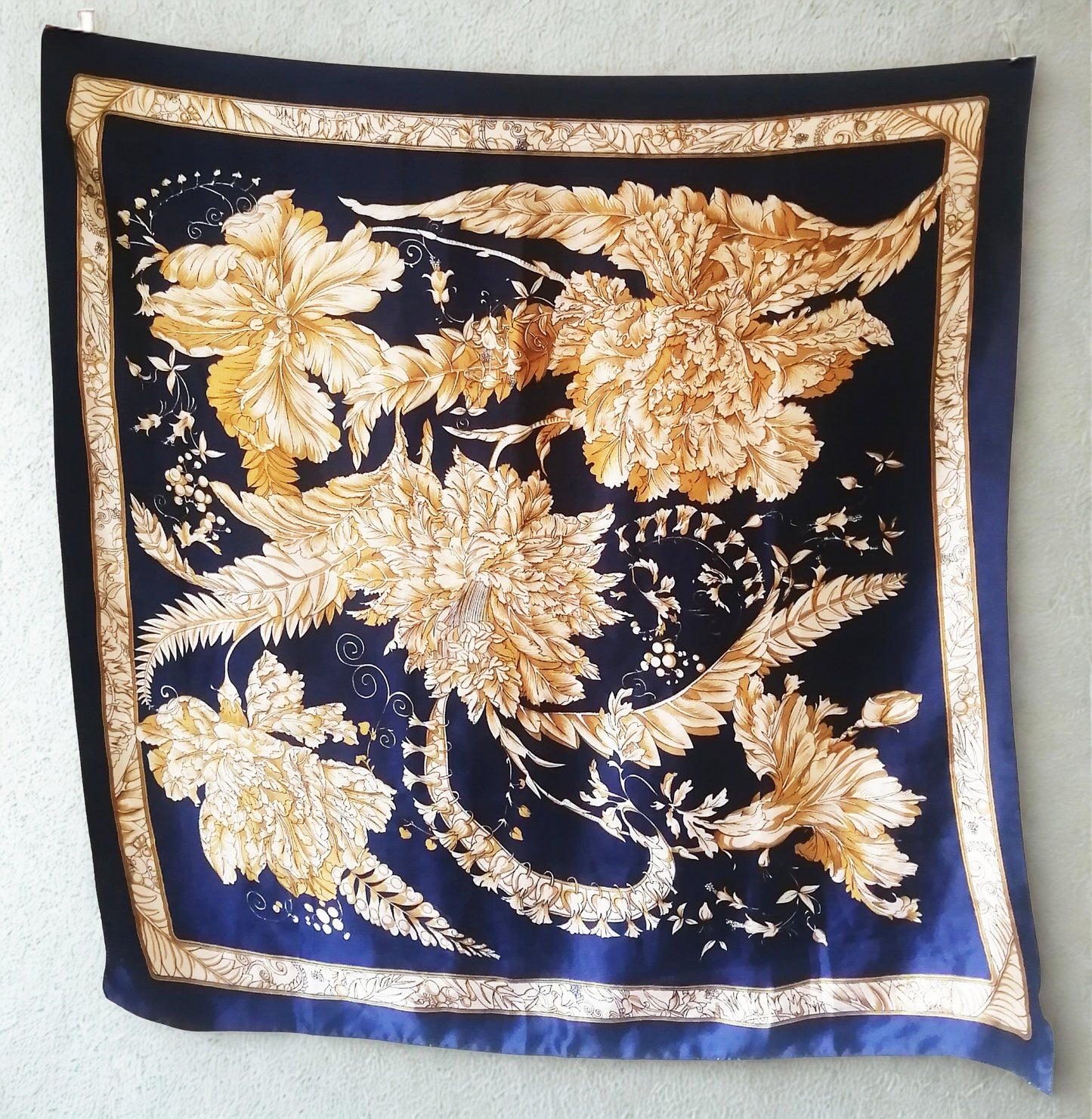Pañuelo azul con dorado