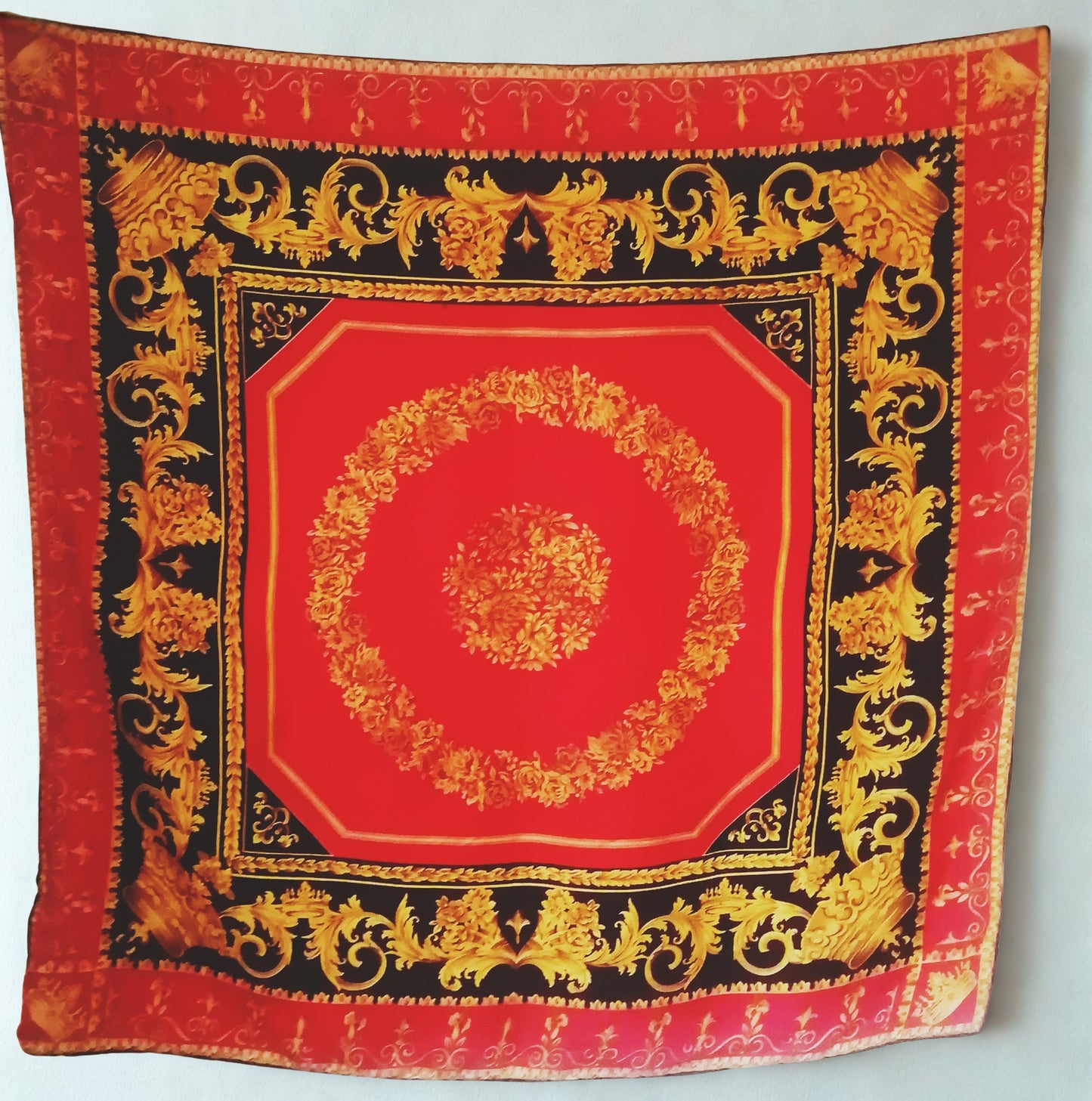 Pañuelo rojo, negro y dorado
