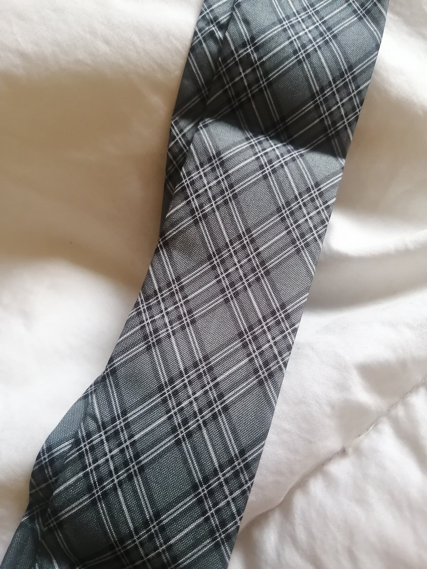 Pañuelo tipo corbata gris