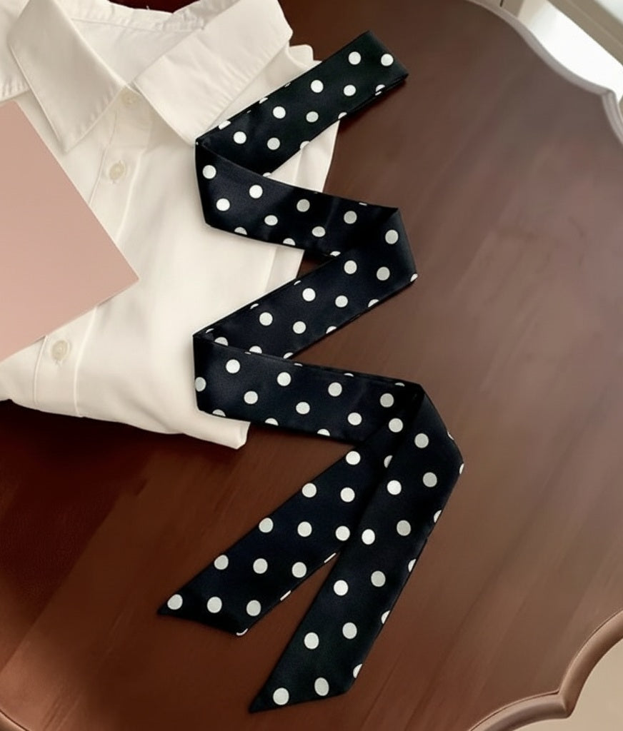 Pañuelo tipo corbata lunares