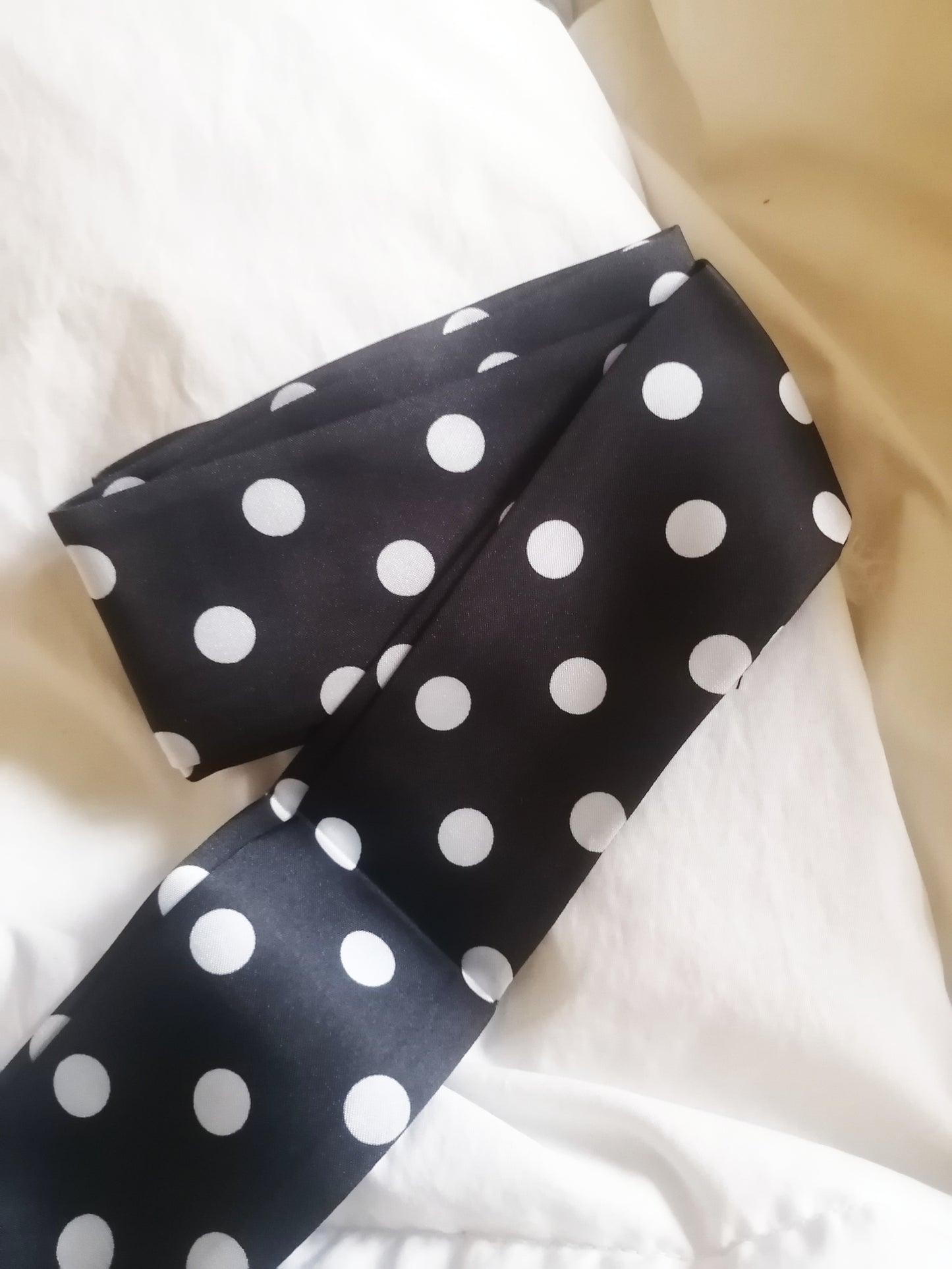 Pañuelo tipo corbata lunares