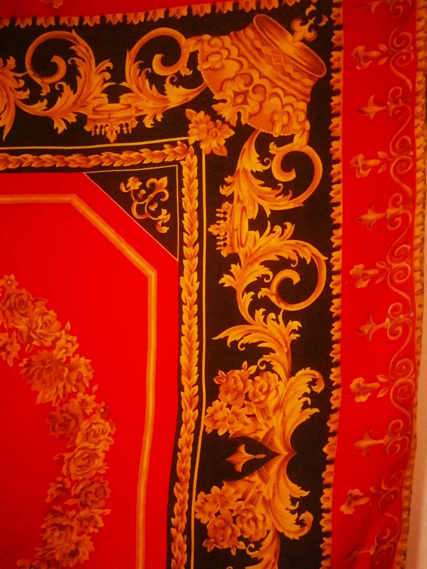 Pañuelo rojo, negro y dorado