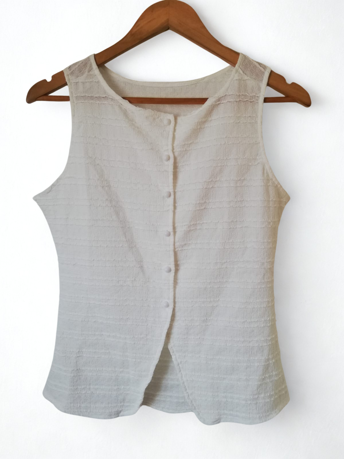 Top blanco con botones