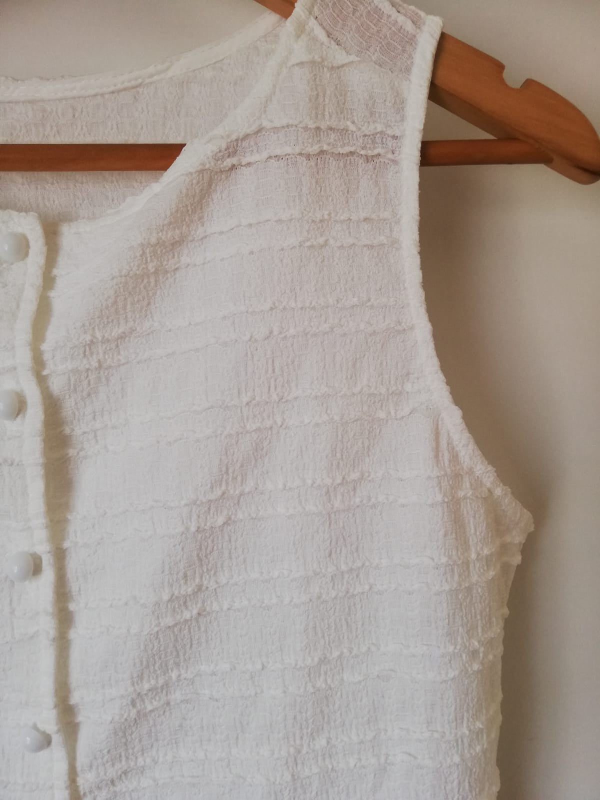 Top blanco con botones