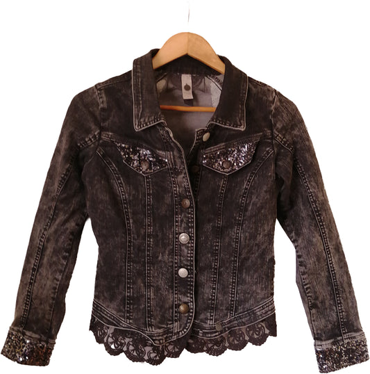 Chaqueta jeans negra con aplicaciones