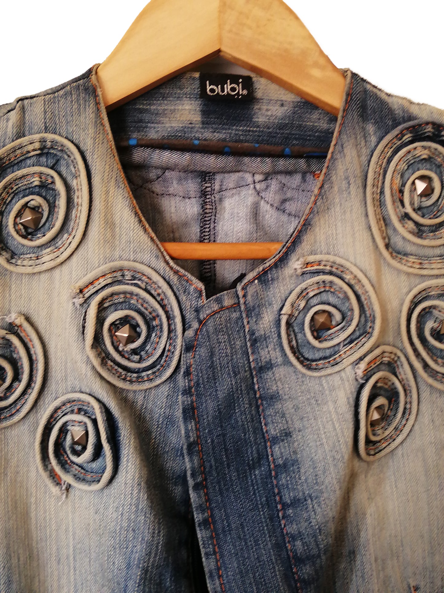 Chaqueta jeans azul con aplicaciones