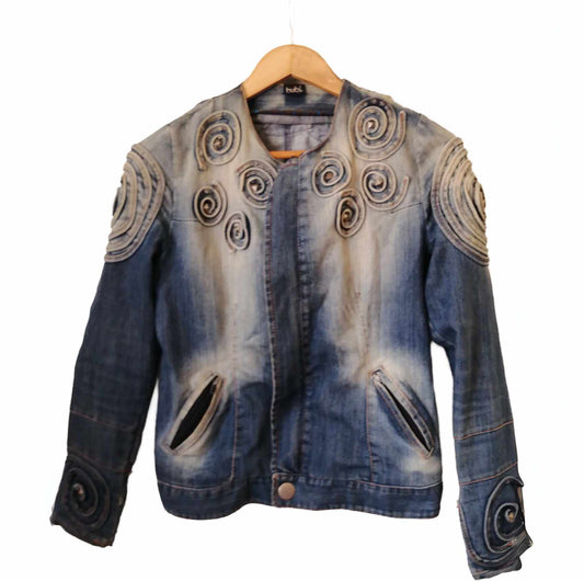 Chaqueta jeans azul con aplicaciones